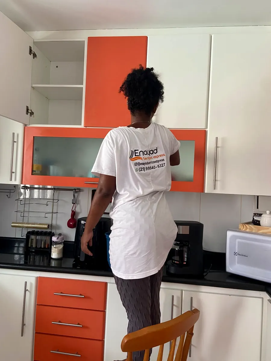 Profissional Enayad higienizando cozinha