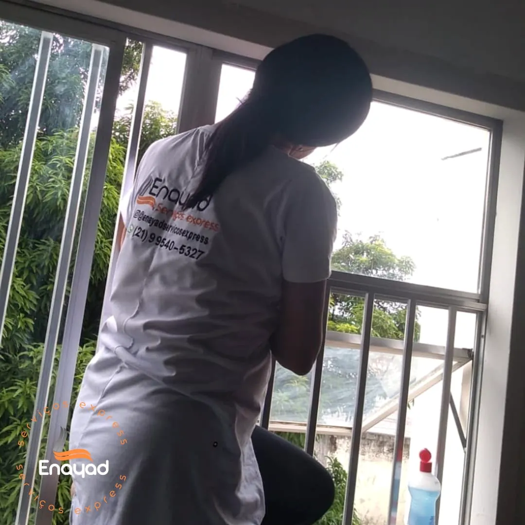 Profissional uniformizada Enayad realizando serviço de limpeza